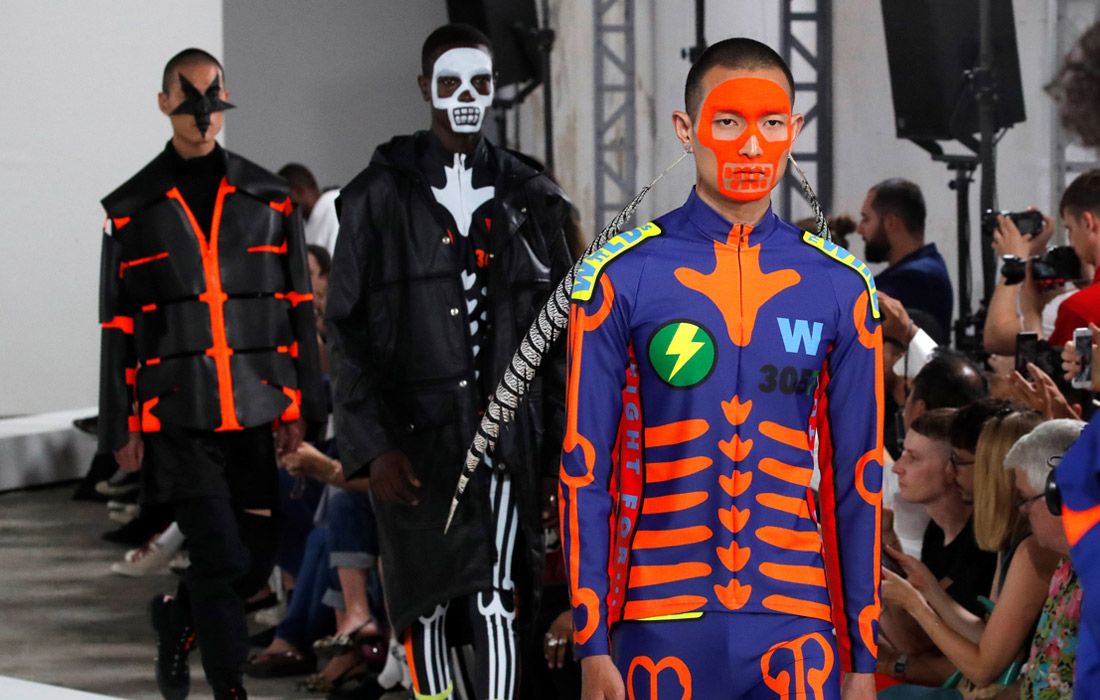 Презентация мужской коллекции Вальтера ван Берендонка в рамках Недели моды в Париже