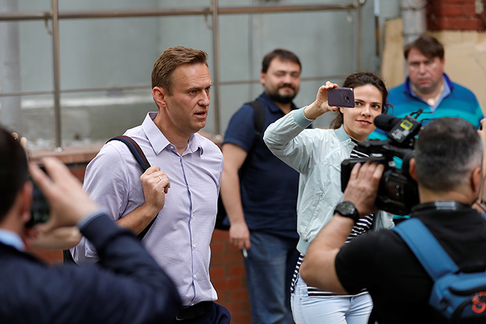 Суд обязал Навального опровергнуть утверждения о даче Прохоровым взятки Хлопонину