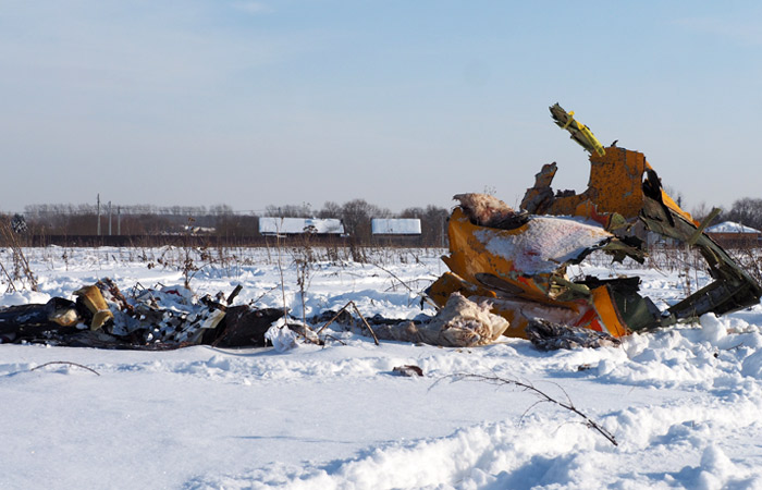 Обломки на месте крушения пассажирского самолета Ан-148