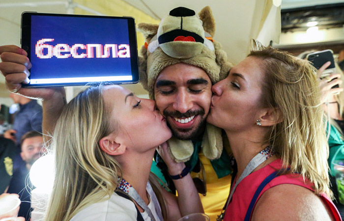 "ВКонтакте" вынесла предупреждения группам о русских девушках на ЧМ