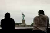 В Нью-Йорке женщину задержали за попытку залезть на статую Свободы
