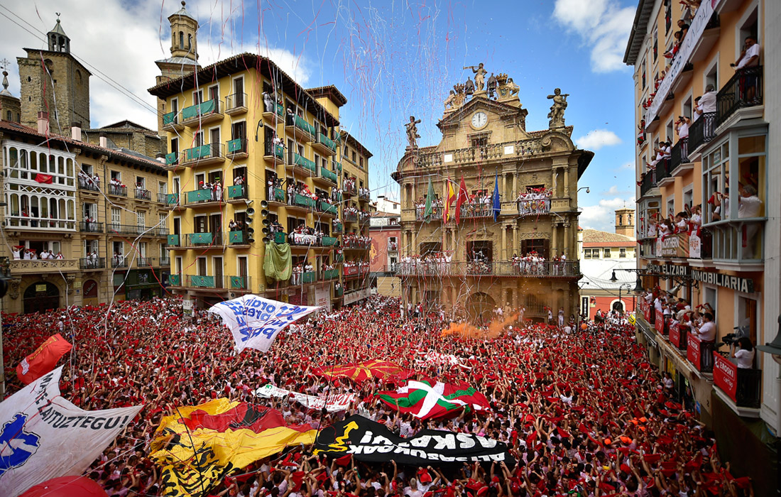 В испанской Памплоне открылся фестиваль Сан-Фермин, который проводится ежегодно уже больше восьми столетий и длится с 6 по 14 июля. Самым зрелищным событием Сан-Фермин являются забеги быков и людей по узким улочкам Памплоны. Кроме бега быков на празднике проходят музыкальные фестивали, карнавалы, костюмированные представления, выступления уличных артистов и коррида.