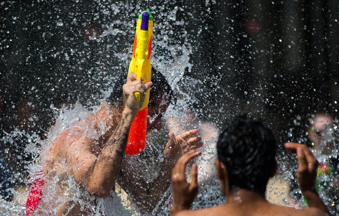 Ежегодные водные бои, приуроченные к началу летних отпусков в Израиле