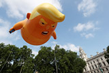 Гигантский надувной шар "малыш Трамп" подняли в воздух в Лондоне
