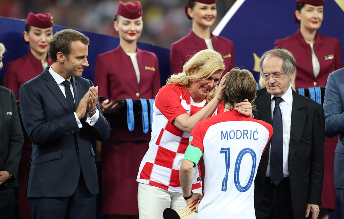Президент Франции Эммануэль Макрон, президент Хорватии Колинда Грабар-Китарович и игрок сборной Хорватии Лука Модрич