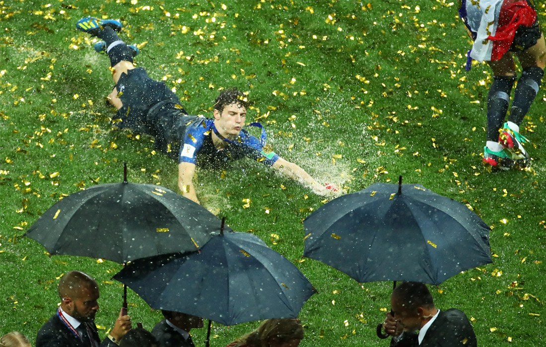 Француз Бенжамен Павар отмечает победу