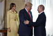 Трамп приехал на встречу с Путиным вместе с супругой Меланией, но после совместного фотографирования она покинула переговоры. Лидеры двух стран начали переговоры с обмена краткими приветствиями.