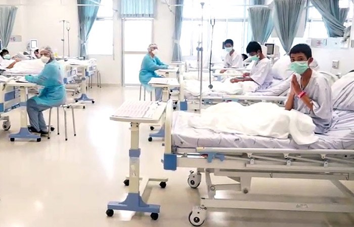 Спасенных из пещеры в Таиланде подростков выпишут из больницы