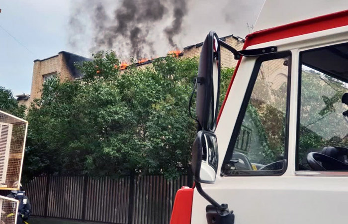 В центре Москвы загорелась крыша детского сада