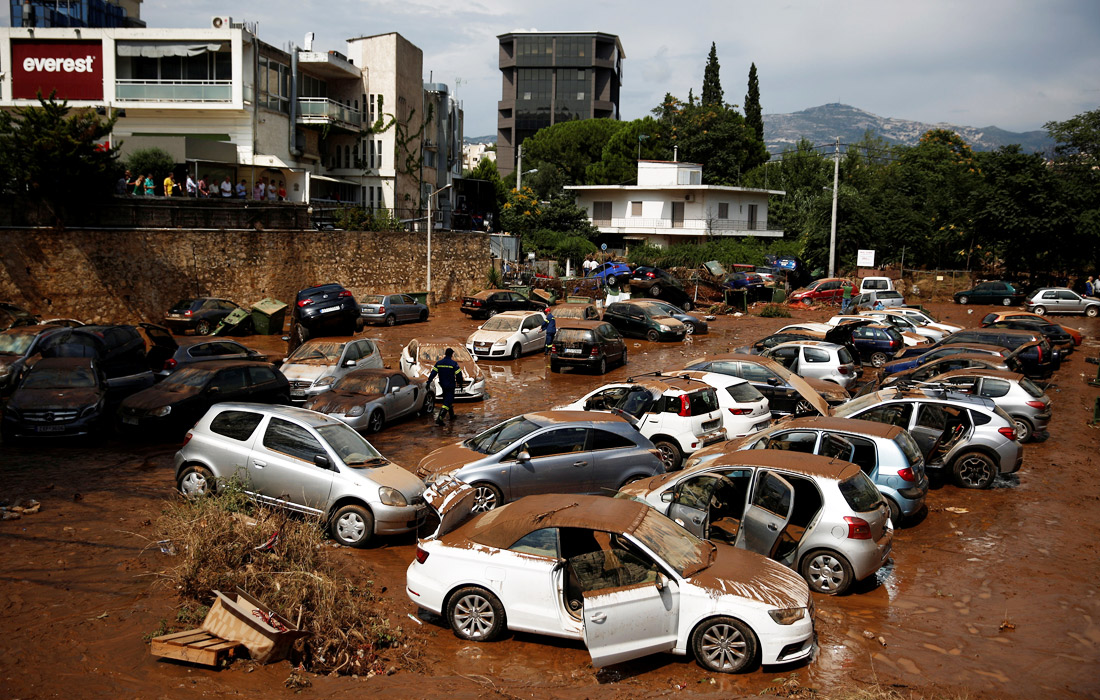 После лесных пожаров в Греции, которые унесли жизни по меньшей мере 80 человек, пригороды Афин накрыли мощные ливни