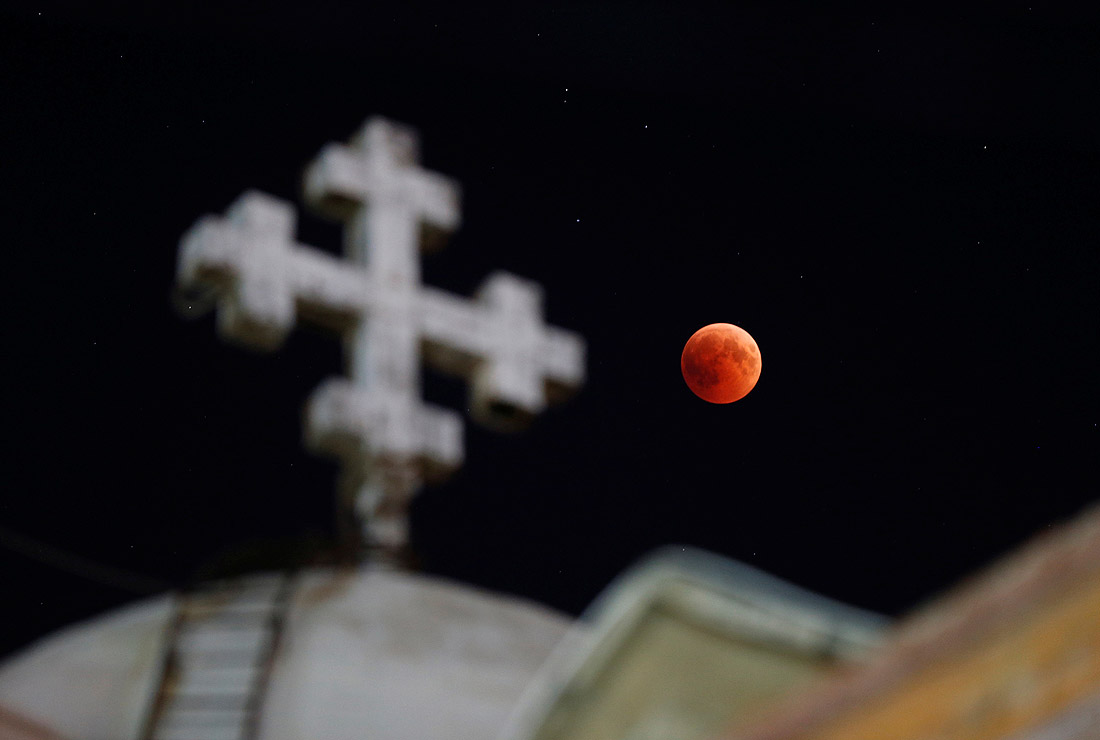 Луна над православной церковью в Аммане в Иордании
