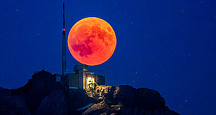 "Кровавое" затмение Луны