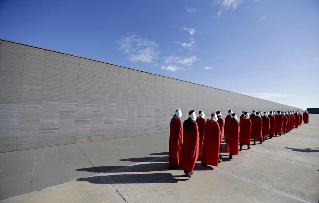 В Буэнос-Айресе десятки женщин, переодетых в персонажей сериала "Рассказы служанки", вышли на митинг за легализацию абортов