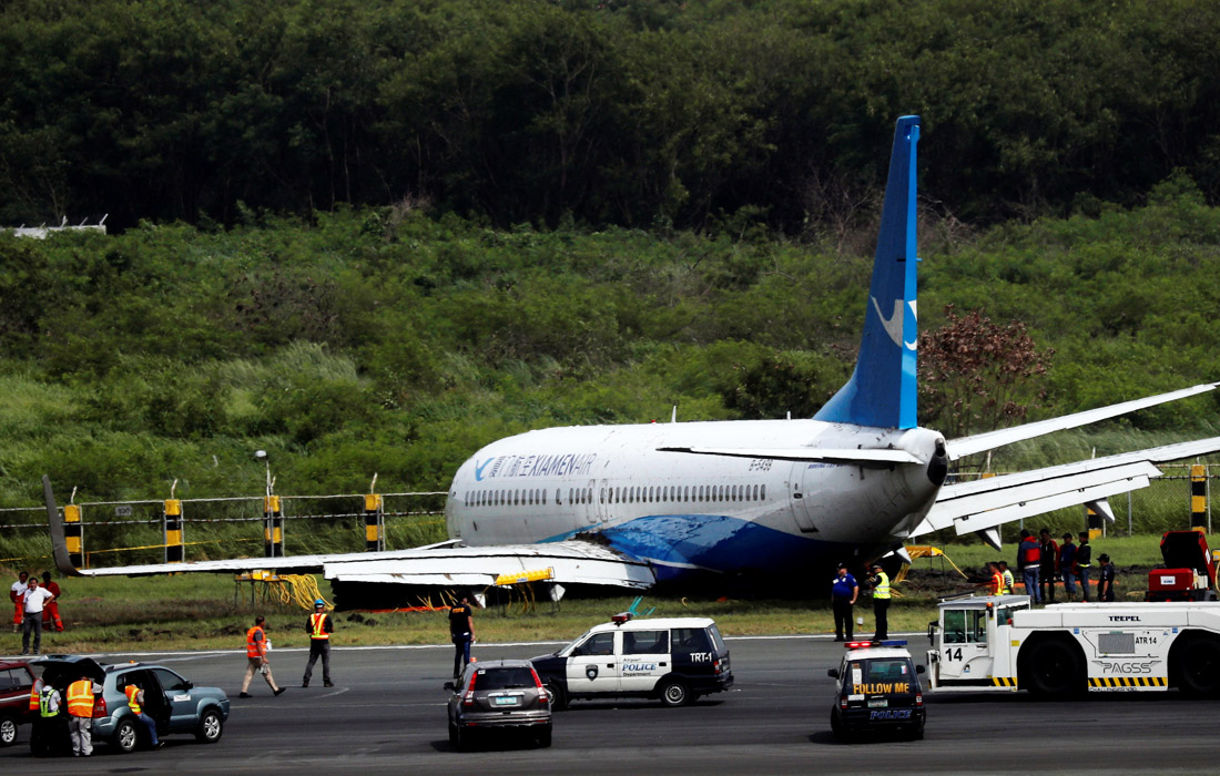 Самолет Boeing-737-800 китайской авиакомпании Xiamen Airlines, при жестком приземлении выкатился за пределы взлетно-посадочной полосы в аэропорту филиппинской столицы. В результате инцидента никто из экипажа и пассажиров не пострадал.