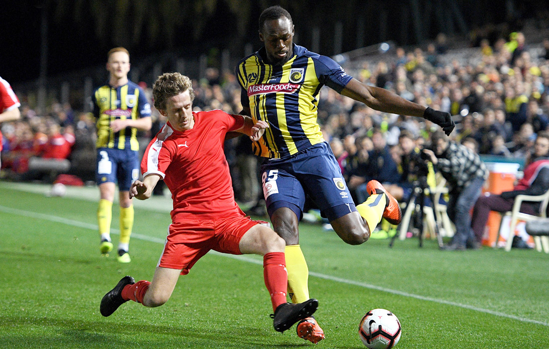 Восьмикратный олимпийский чемпион ямайский спринтер Усэйн Болт, завершивший карьеру в легкой атлетике, сыграл за австралийский футбольный клуб "Сентрал Кост Маринерс" в товарищеском матче. Встреча завершилась со счетом 6:1 в пользу "Маринерс".