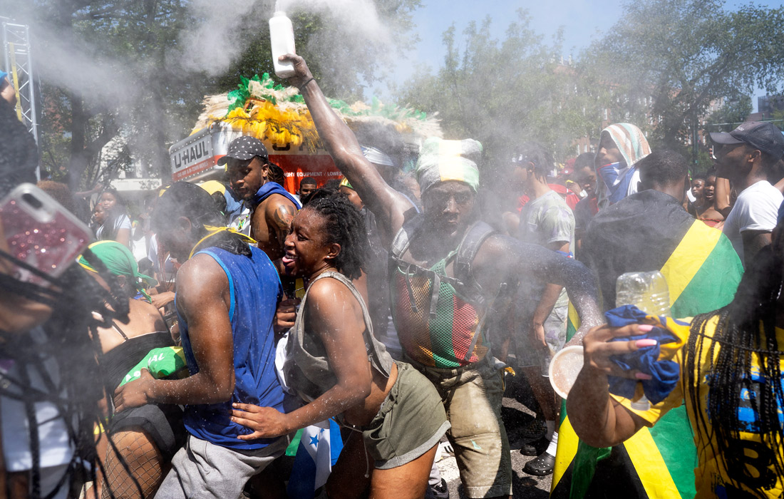 Участники ежегодного Карибского карнавала в Нью-Йорке, приуроченного к празднованию Дня труда