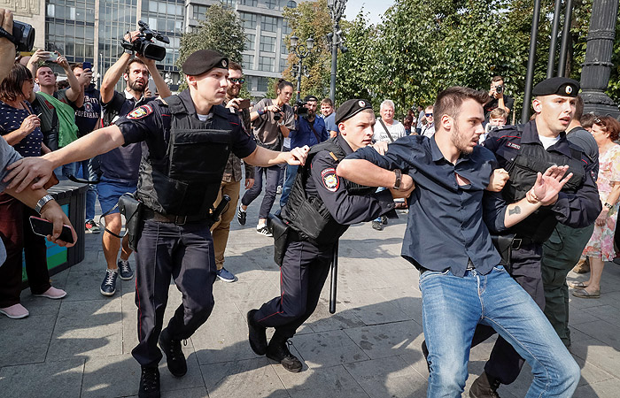 МВД сообщило о 2 тыс. участников акции оппозиции в центре Москвы