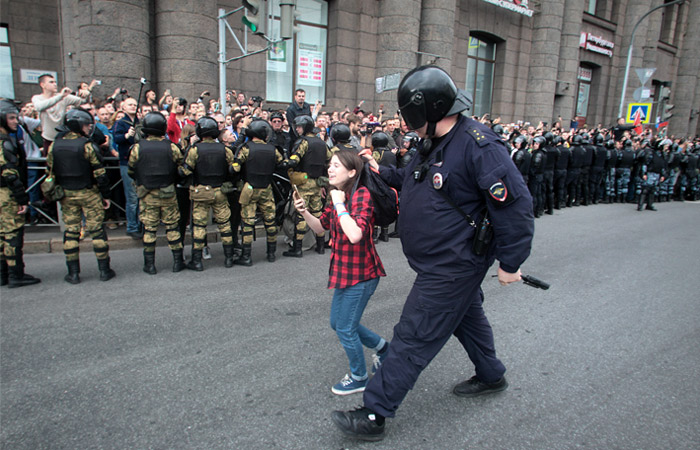 Песков назвал участие подростков в несанкционированных акциях результатом провокаций