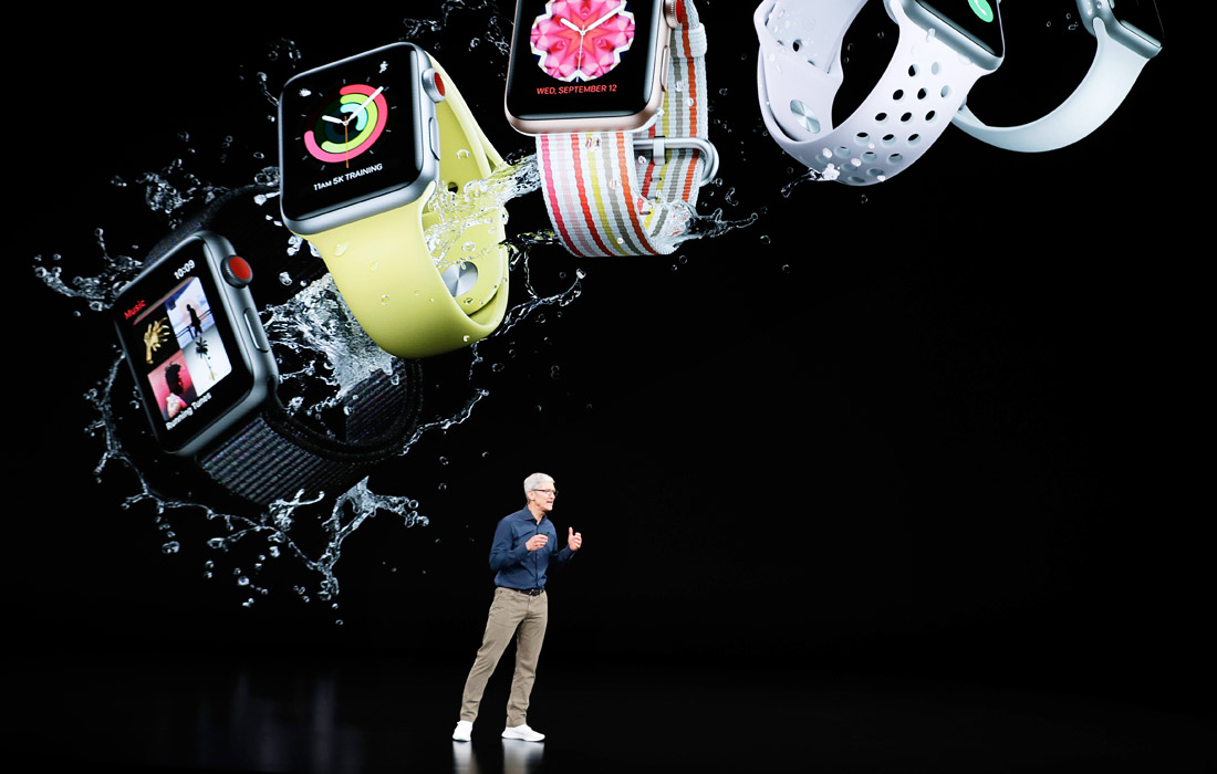 Apple представила новое поколение умных часов Apple Watch Series 4. Дисплей моделей увеличился примерно на 30%, края экрана стали скругленными. Отображаемые на дисплее данные можно подстраивать под себя во множестве вариаций, например, размещать на нем фотографии, циферблаты с местным временем стран и так далее. Кроме того, у Apple Watch появились новые заставки, которые красиво обыгрывают форму экрана. Apple Watch стали работать в два раза быстрее, а звук теперь на 50% громче.