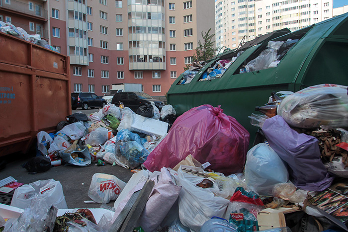 Жители Магнитогорска пожаловались на свалки мусора во дворах