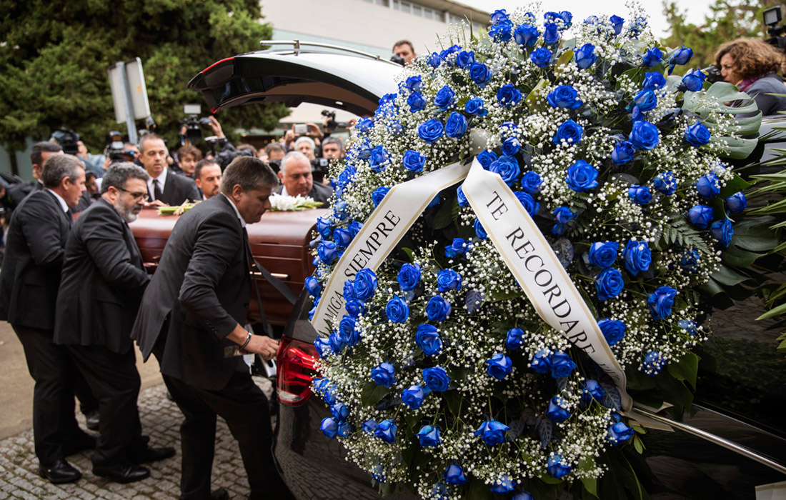 Похороны оперной певицы Монсеррат Кабалье состоялись в Барселоне. На церемонии присутствовали королева Испании София, премьер-министр Испании Педро Санчес, мэр Барселоны Ада Колау, а также испанский оперный певец Хосе Каррерас. Певицу предали земле на кладбище Сан-Андреу, где находятся могилы ее родителей. Кабалье ушла из жизни 6 октября в одной из больниц Барселоны в возрасте 85 лет.