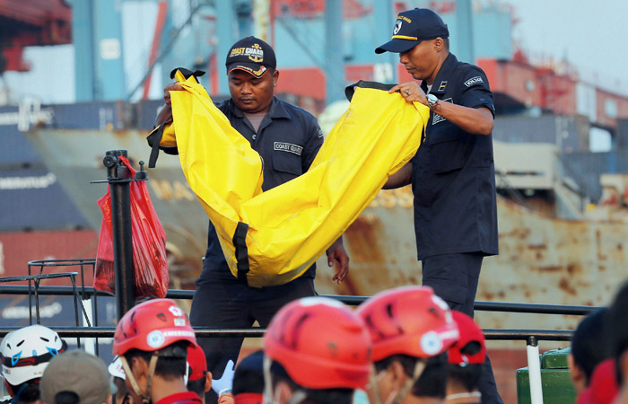 Cпасатели объявили погибшими всех пассажиров и членов экипажа лайнера Lion Air в Индонезии