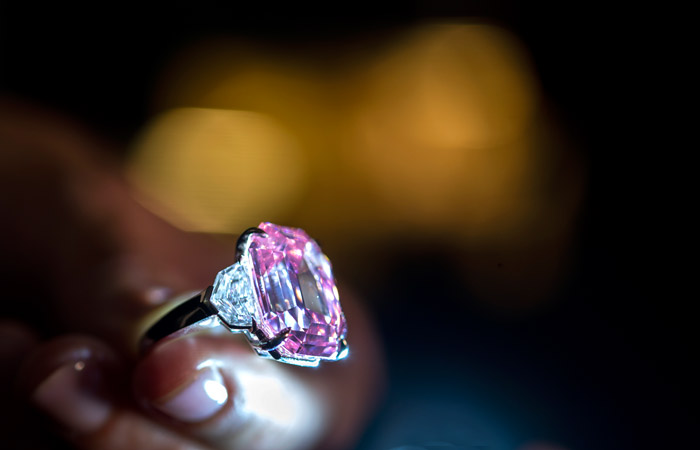 Редкий розовый бриллиант ушел с молотка за $50 млн