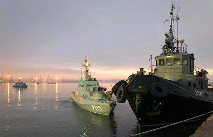 Российские пограничники задержали в Керченском проливе 24 украинских моряка