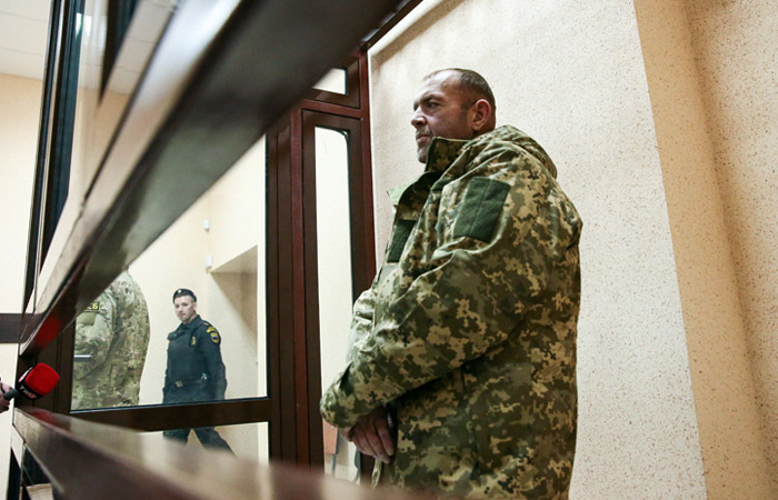 Суд арестовал 12 моряков с задержанных в Керченском проливе кораблей ВМС Украины