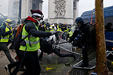 Полиция начала задерживать участников движения "Желтые жилеты" в Париже