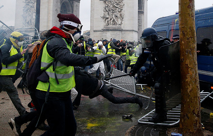 Полиция начала задерживать участников движения "Желтые жилеты" в Париже