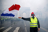 Власти Франции не исключили возможность введения режима ЧС из-за беспорядков