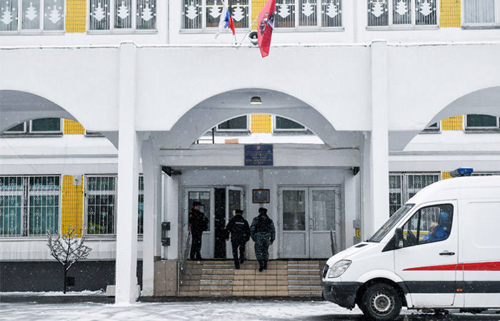 Полиция передала врачам подростка, пришедшего в московскую школу с ножом