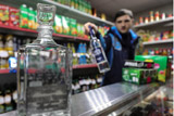 Минздрав РФ начал готовить закон о запрете продажи крепкого алкоголя до 21 года
