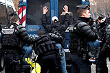 В Париже задержали более 80 человек на акции "желтых жилетов"