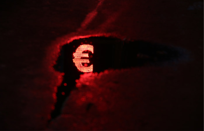Евро поднялся выше 77 рублей впервые с 9 ноября