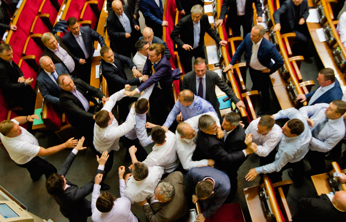 Депутаты Верховной рады подрались после принятия закона о лишении УПЦ ее названия