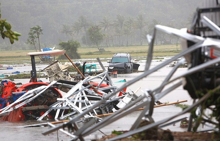 Число жертв цунами в Индонезии выросло до 168
