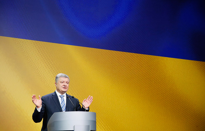 Порошенко объявил о прекращении военного положения на Украине