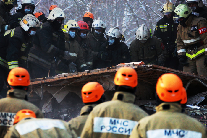 МЧС сообщило о двоих погибших в результате обрушения подъезда в Магнитогорске