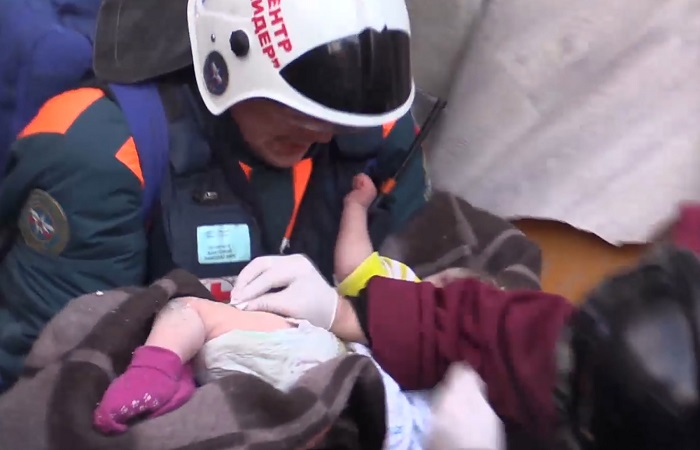 Жизнь младенца, спасенного из-под завалов в Магнитогорске, оказалась вне опасности