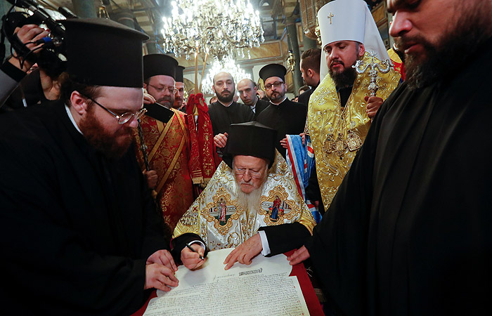 Патриарх Варфоломей подписал томос об автокефалии новой церкви Украины