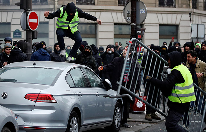 "Желтые жилеты" снова вышли на акции протеста во Франции