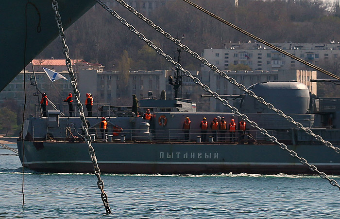Российский сторожевик "Пытливый" взял на контроль действия корабля США в Черном море