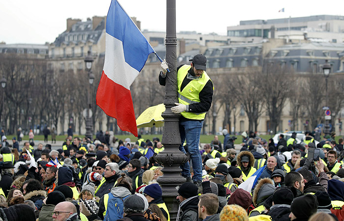 В Париже полиция задержала 12 участников акции "желтых жилетов"