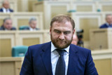 Сенатор Арашуков лишен неприкосновенности и задержан по делу об убийстве