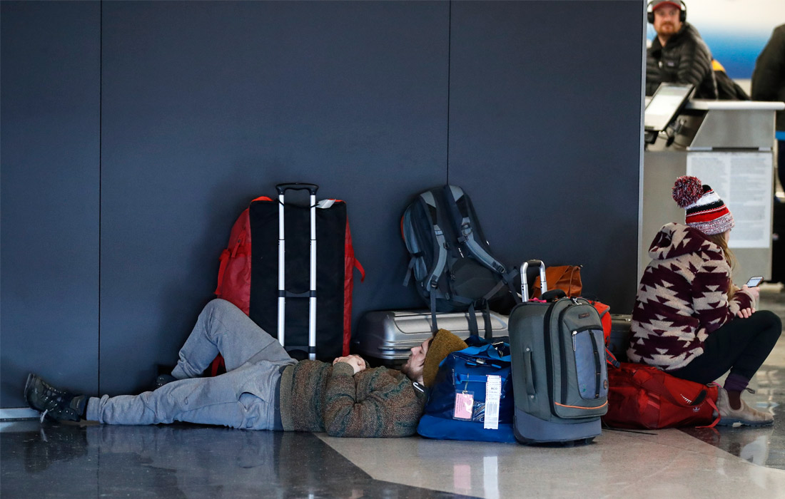 Сильные холода привели к отмене более тысячи авиарейсов, поскольку сотрудники аэропортов не справляются с подготовкой в условиях экстремальных температур