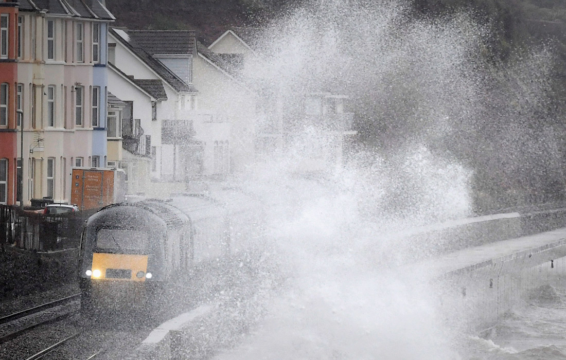Шторм Эрик обрушился на побережье города Долиш на юго-западе Великобритании