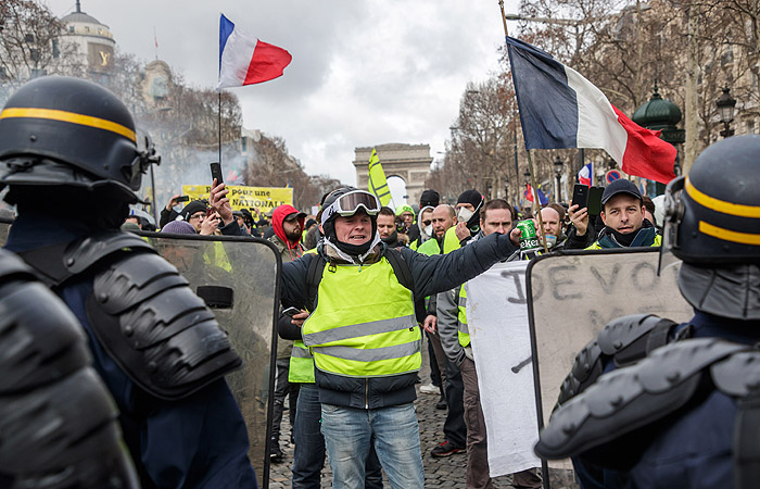В Париже мужчина потерял руку в стычке "желтых жилетов" с полицией