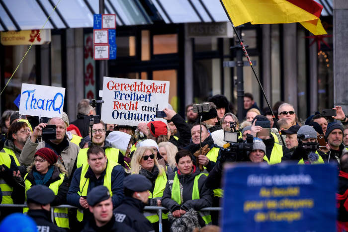 Немецкие "желтые жилеты" устроили митинг перед красной ковровой дорожкой Берлинале
